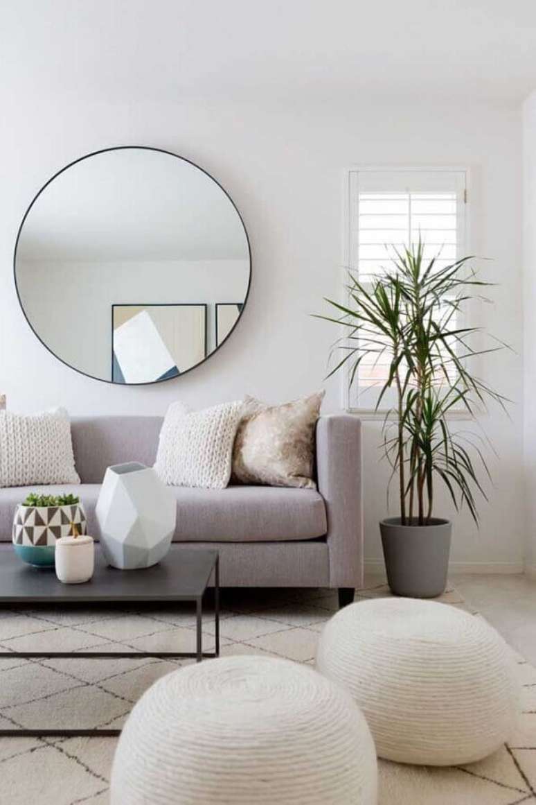 9. Decoração minimalista com espelho para sala de estar cinza e branca – Foto: Coodecor