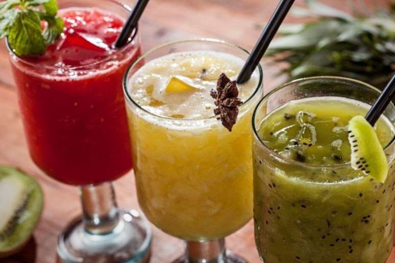 Guia da Cozinha - Dia da Cachaça: aprenda a preparar caipirinhas com diferentes frutas