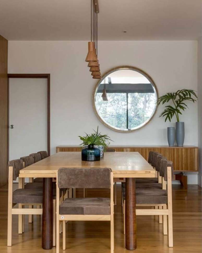 46. Espelho na sala de jantar decorada com moveis de madeira e cadeiras estofadas &ndash; Foto: Mariana Linhares Interiores