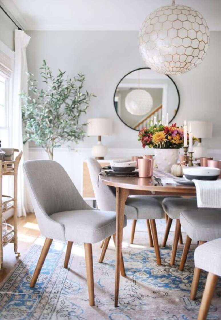 20. Decoração com lustre e espelho redondo na sala de jantar clean – Foto: Sunny Circle Studio