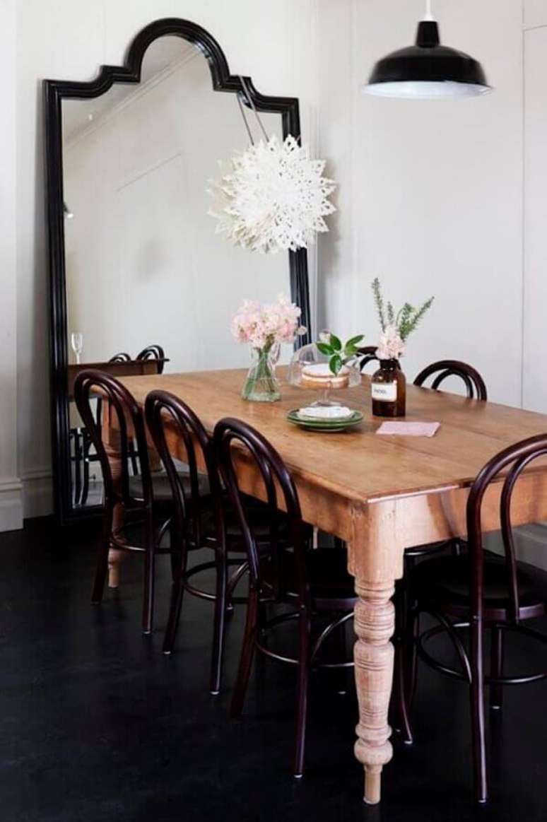 3. Decoração com mesa de madeira e espelho grande na sala de jantar – Foto: Apartment Therapy