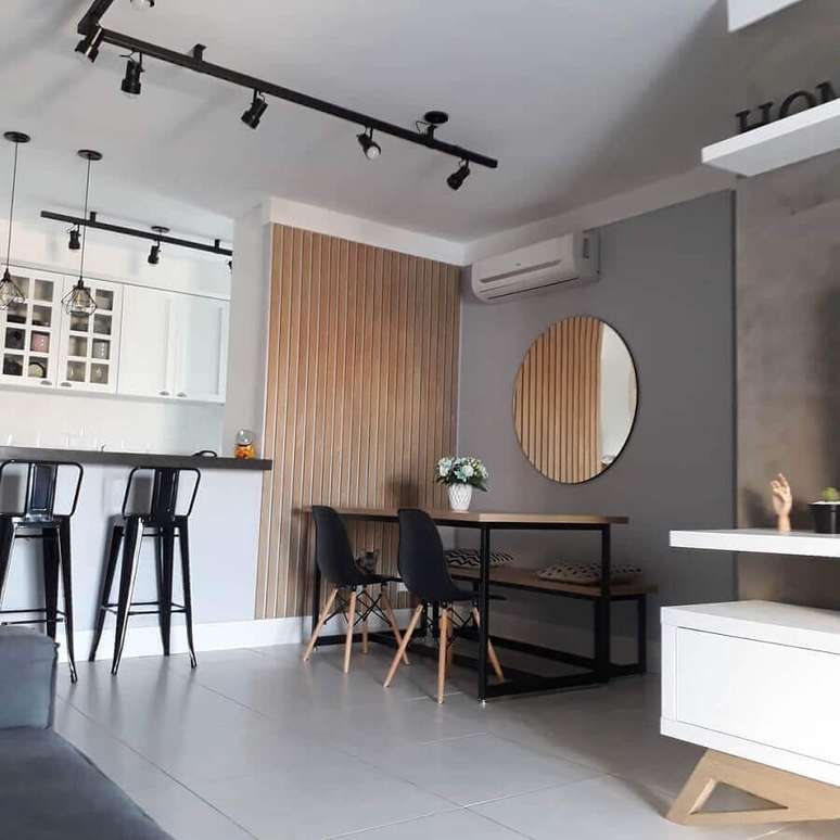 23. Decoração estilo industrial com espelho redondo para sala de jantar – Foto: Meu Ap 42