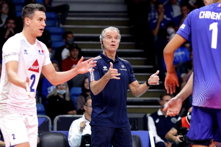 Bernardinho comanda a seleção francesa durante jogo do Europeu de vôlei