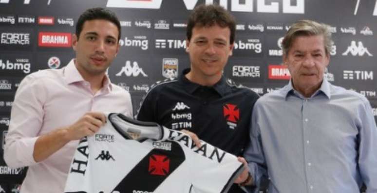 Fernando Diniz (ao centro) durante apresentação oficial como novo técnico do Vasco