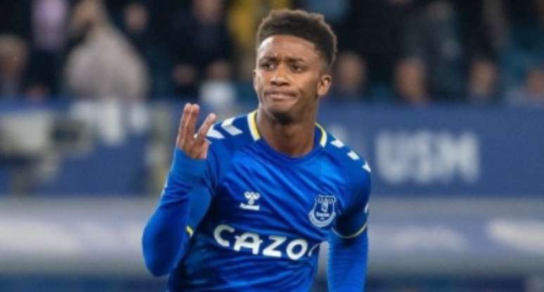 Demarai Gray comemora após marcar o terceiro gol da vitória do Everton