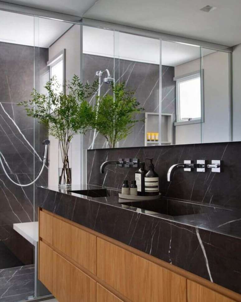 24. Decoração de banheiro bonito com bancada de mármore preto – Foto: Estúdio 035 Arquitetura