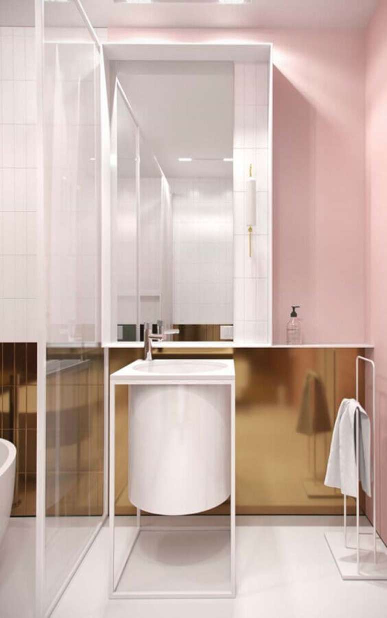 22. Decoração clean para banheiro bonito com revestimento metalizado – Foto: Home Fashion Trend
