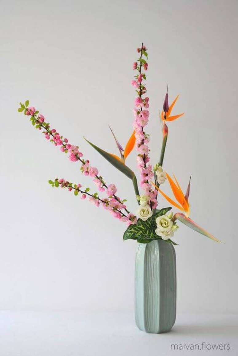 62. Flores coloridas ikebana com vaso verde claro – Foto Maivan Flowers