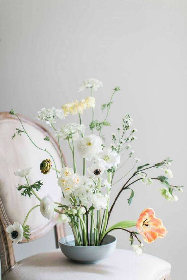 9. Decoração chique com ikebana de flores brancas e amarelas – Foto Elle Decor