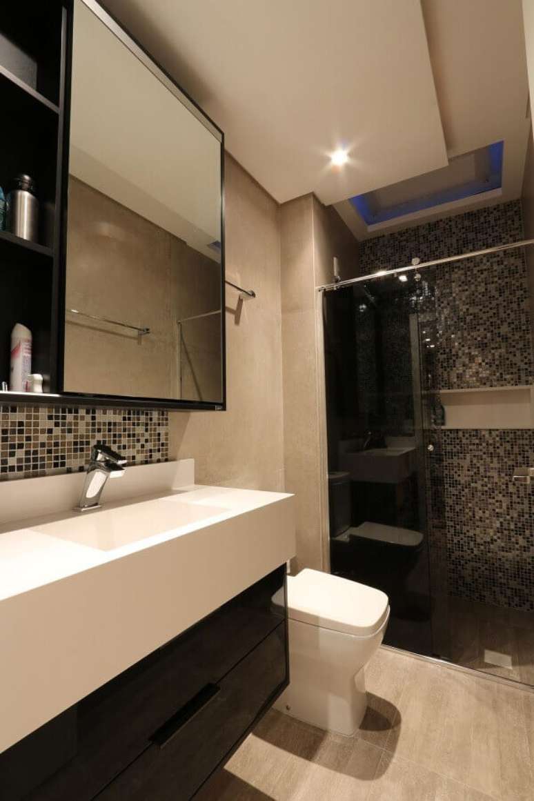 27. Decoração de banheiro bonito e simples com pastilha preta – Foto: ZaaV Arquitetura
