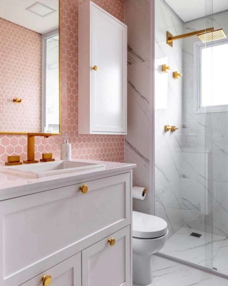 59. Revestimento hexagonal para decoração de banheiro bonito rosa e branco – Foto: Andrea Murao