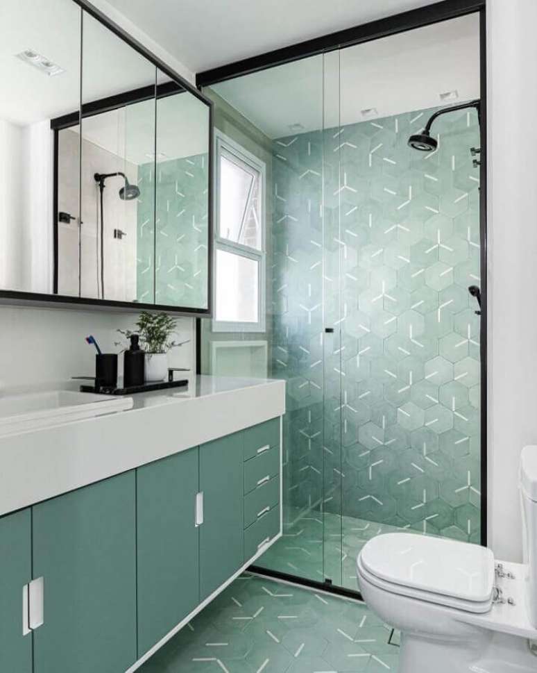 33. Decoração moderna para banheiro bonito verde e branco – Foto: Duda Senna