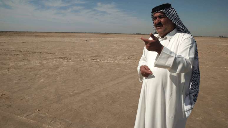 O agricultor Sheikh Kazem Al Kaabi diz que suas terras ficaram secas com o aquecimento global
