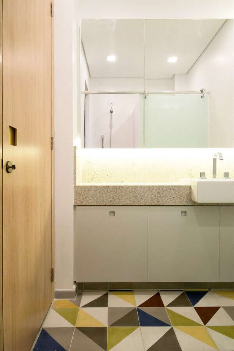 30. Decoração de banheiro simples e bonito com piso colorido – Foto: A.M Studio Arquitetura