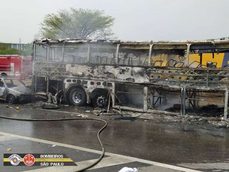 Engavetamento entre carros, caminhão e ônibus deixou seis mortos na rodovia Presidente Dutra