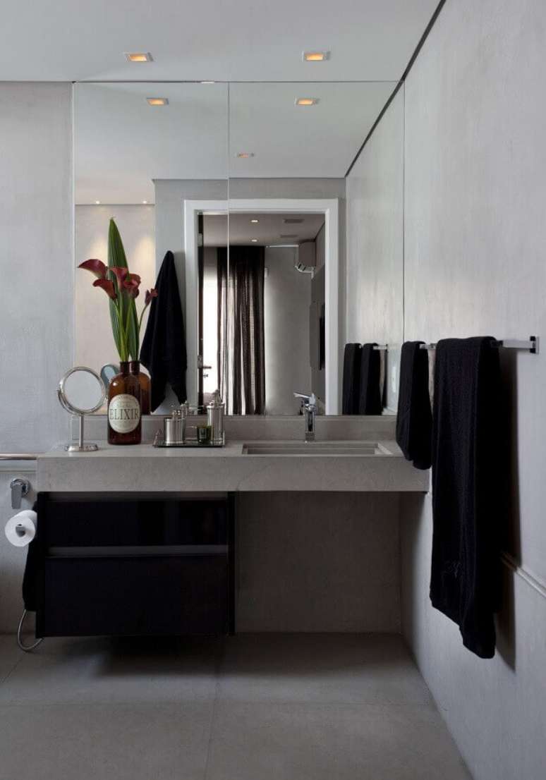 34. Espelho grande para decoração de banheiro bonito e moderno em tons de cinza – Foto: Marcelo Rosset Arquitetura