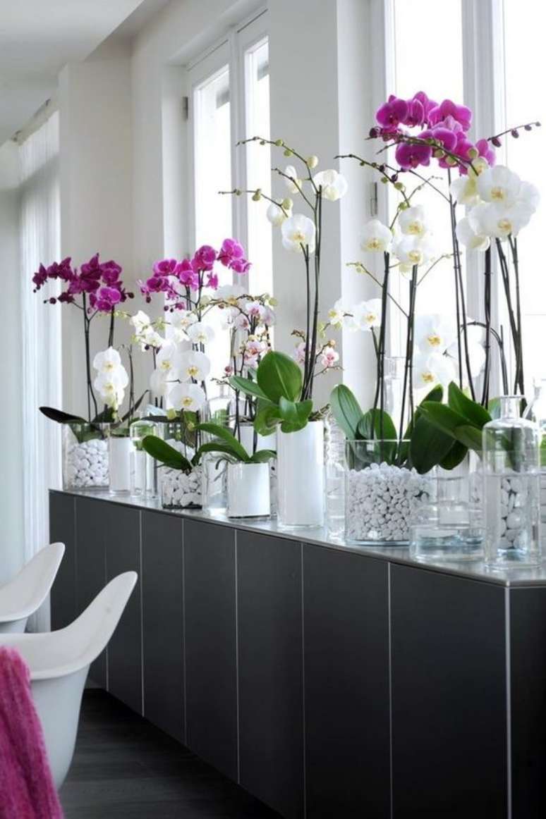 51. Vasos de flores para decoração de sala moderna com orquídeas lindas – Foto Casa 1202