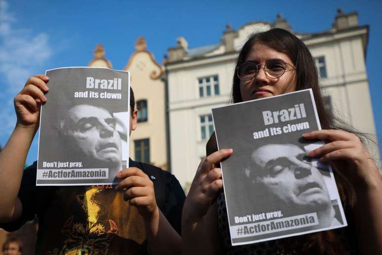 'Brasil e seu palhaço. Não apenas reze, aja pela Amazônia', diz cartaz em protesto organizado pelo movimento Greve da Juventude pelo Clima. Cracóvia (Polônia), agosto de 2019