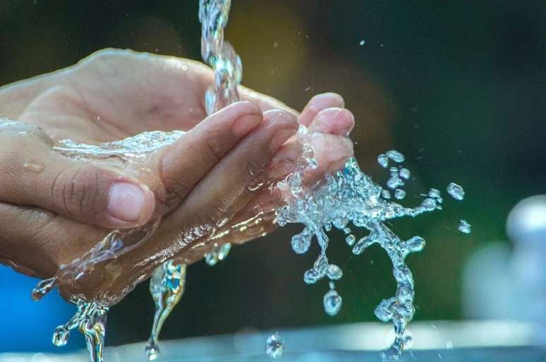3. A água é vida no nosso corpo, por isso não deixe de se hidratar. Fonte: Pixabay