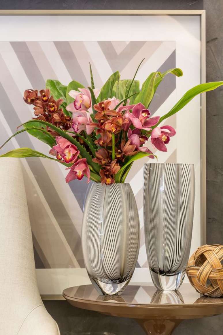 46. Vaso de flores para canto de sala na mesa lateral perto da poltrona – Foto Cristais Cadoro