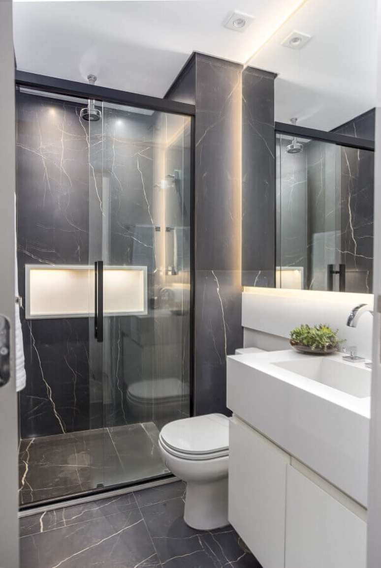 17. Banheiros pequenos e bonitos decorado com mármore cinza – Foto: Altera Arquitetura