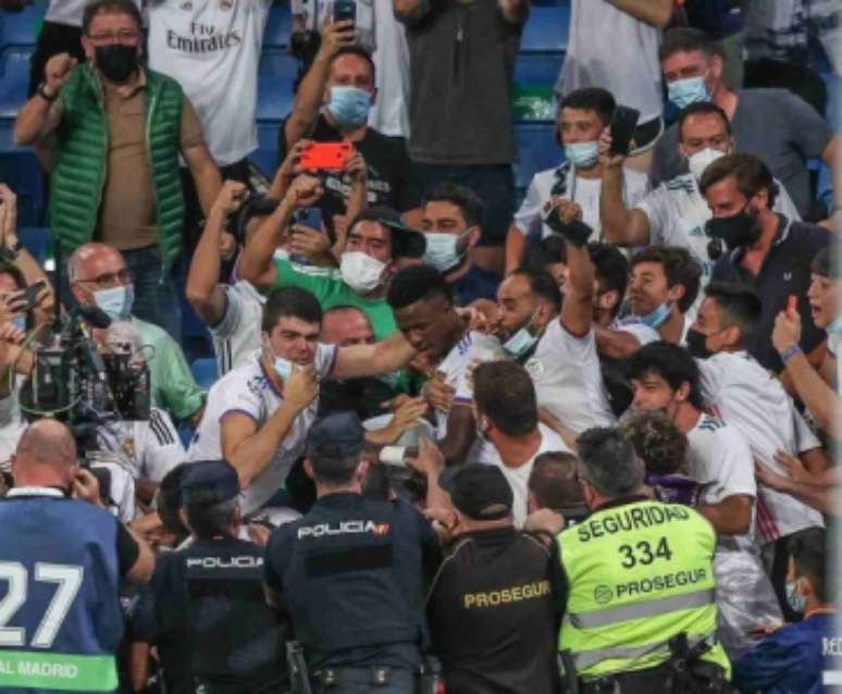 Vinícius Jr. levou cartão amarelo após comemorar gol com a torcida (Foto: Reprodução / Instagram)