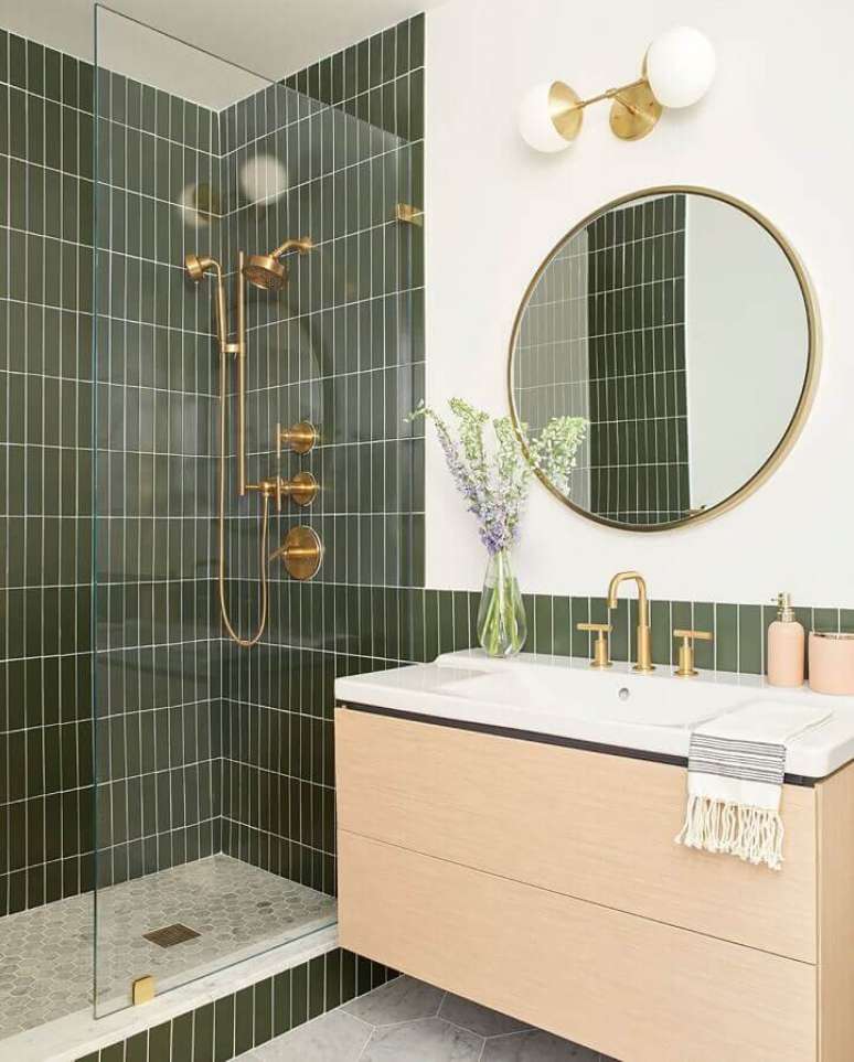 10. Arandela para banheiro bonito decorado com espelho redondo e revestimento verde – Foto: Houzz