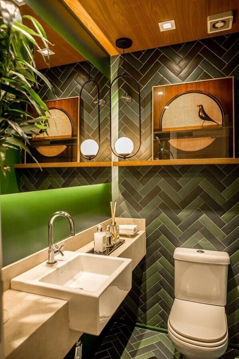 3. Luminária moderna para decoração de banheiro bonito em tons de verde – Foto: Fernanda Peçanha