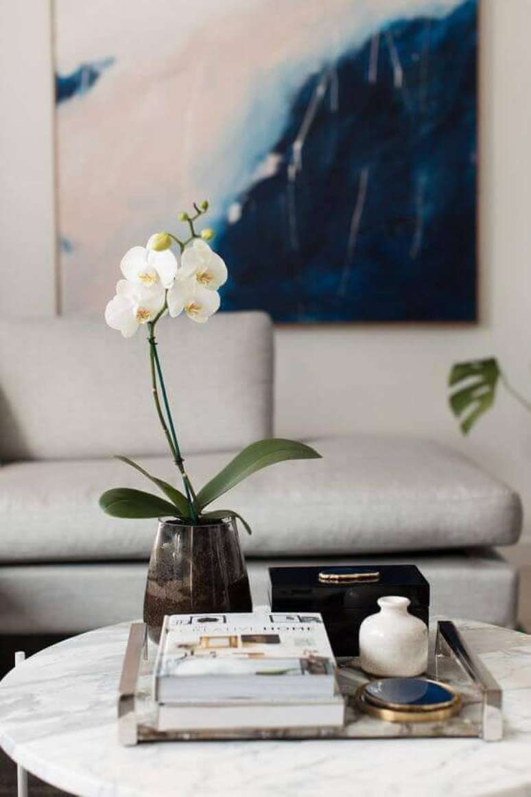 68. Mesa de centro decorada com vaso de flor para sala de estar – Foto Style Curator