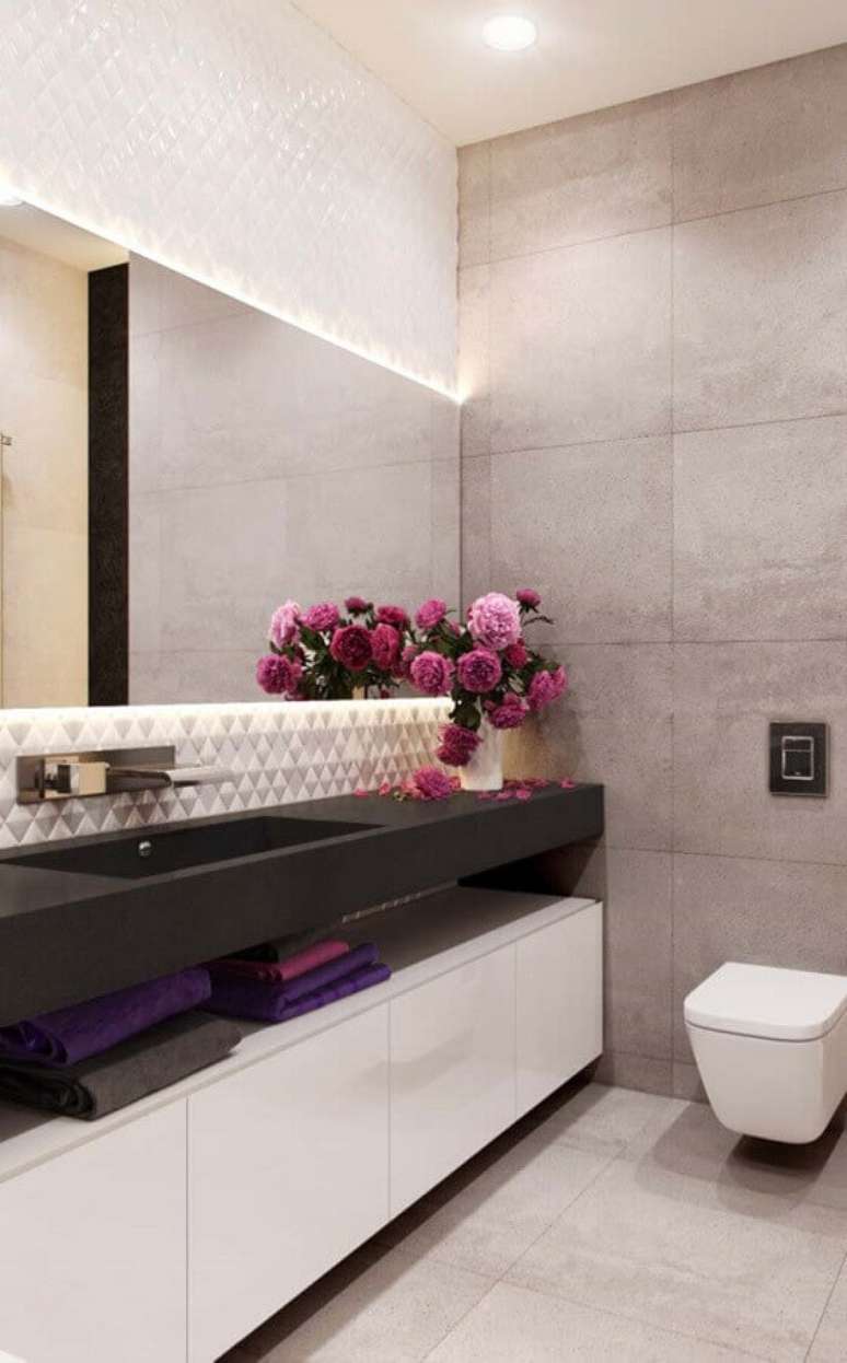 64. Vasos de flores para decoração em cores claras de banheiro bonito – Foto: Home Fashion Trend
