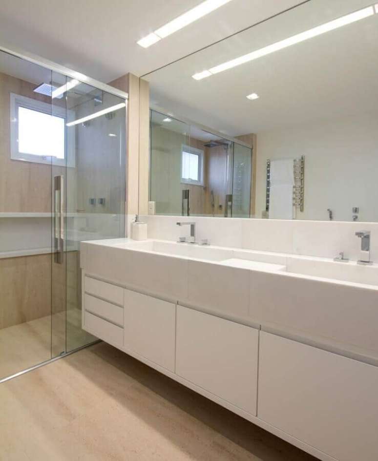 23. Decoração clean para banheiro simples e bonito com piso de madeira clara – Foto: Marilia Veiga Interiores