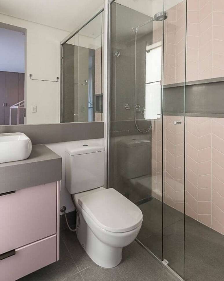 21. Decoração cinza e rosa para banheiro simples e bonito – Foto: Thais Schiavo Arquitetura