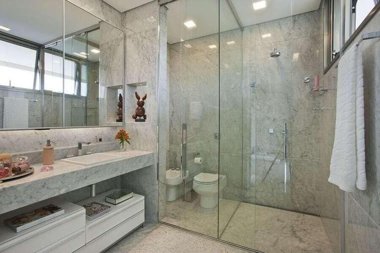 25. Decoração de banheiro bonito com nicho embutido e box de vidro – Foto: Gislene Lopes