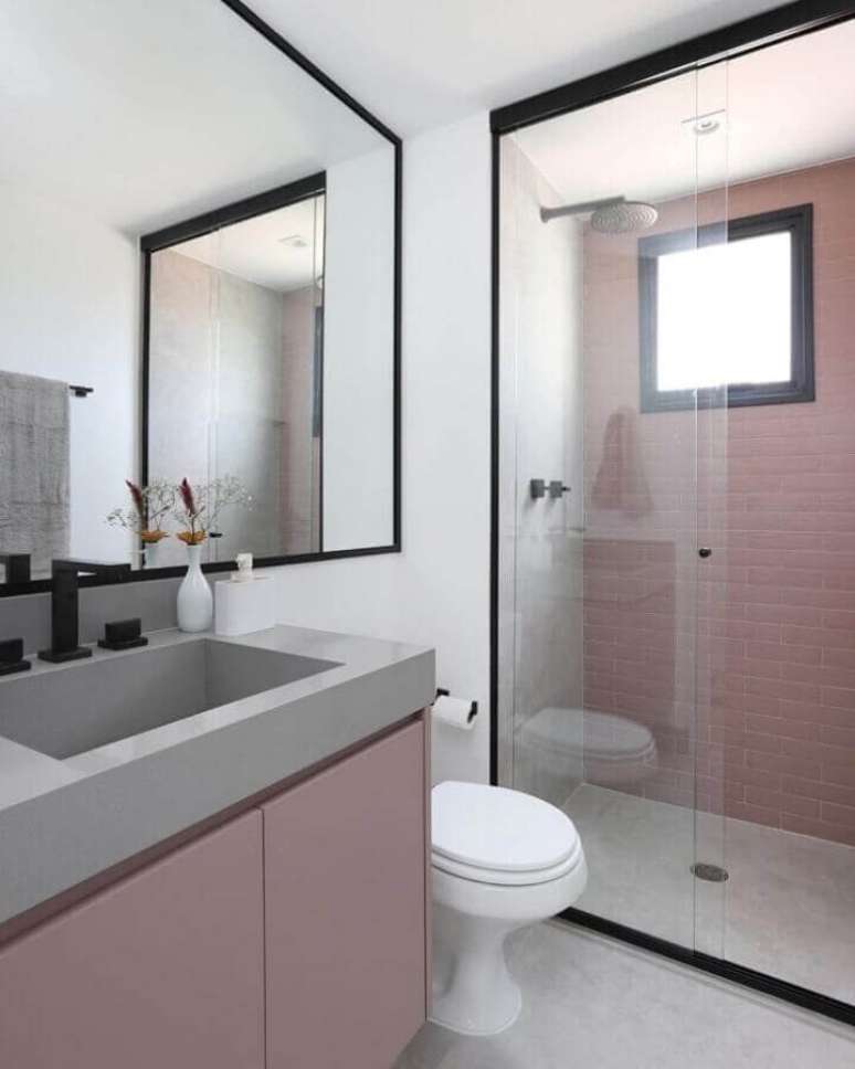 61. Revestimento rosa claro para banheiro bonito decorado com metais pretos – Foto: Studio 92 Arquitetura