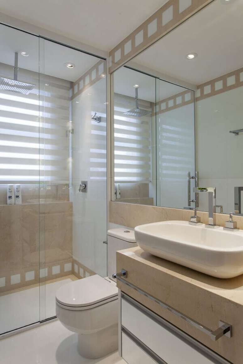 31. Decoração de banheiro simples e bonito em cores claras – Foto: Iara Kilaris