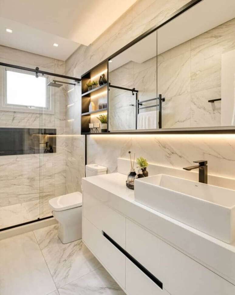 18. Cores claras para banheiro bonito decorado com revestimento de mármore – Foto: A2 Arquitetura