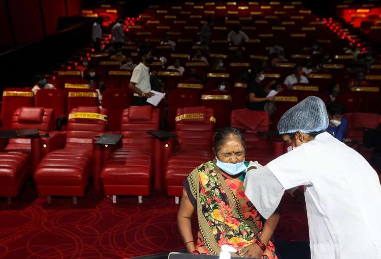 Mulher recebe aplicação de dose de vacina contra Covid-19 em Mumbai, na Índia
17/08/2021 REUTERS/Francis Mascarenhas