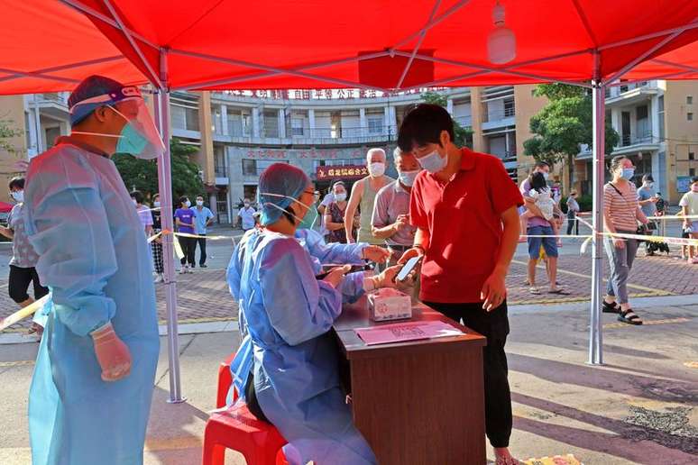 Moradores se registram para fazer testes de detecção de Covid em Quanzhou, na província chinesa de Fujian
13/09/2021 China Daily via REUTERS 