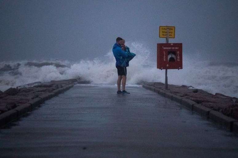 Morador segura filho em pier antes de chegada da tempestade tropical Nicholas em Galveston, no Estado norte-americano do Texas
13/09/2021 REUTERS/Adrees Latif