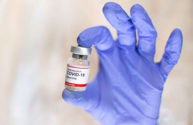 Frasco com etiqueta "Vacina Coronavírus Covid-19"
30/10/2020
REUTERS/Dado Ruvic