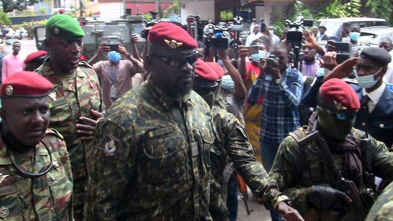 Comandante das forças especiais da Guiné, Mamady Doumbouya, que depôs o presidente Alpha Conde, em Conacri
10/09/2021
REUTERS/Saliou Samb
