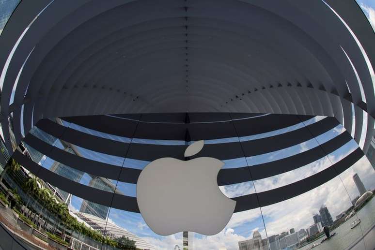 Logotipo da Apple em frente a loja da marca. 8/9/2020. REUTERS/Edgar Su