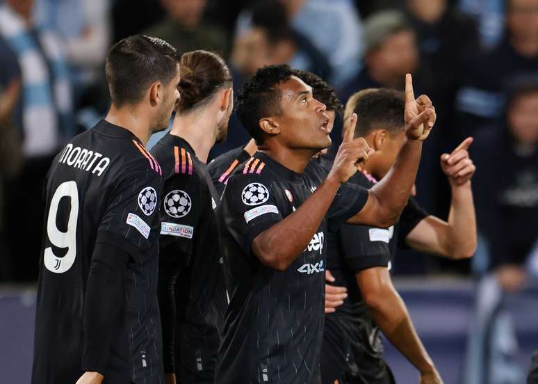 Alex Sandro festeja após abrir o placar para a Juventus na vitória sobre o Malmo