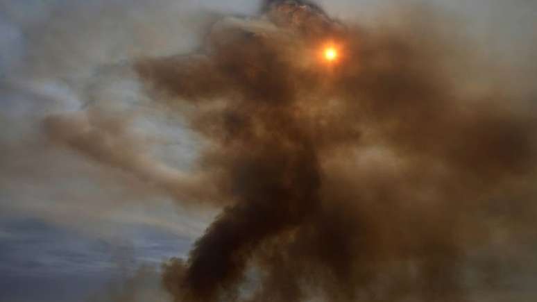 Fumaça em Brasília, em meio à baixa umidade, em foto de junho; eventos extremos aumentam com as mudanças climáticas
