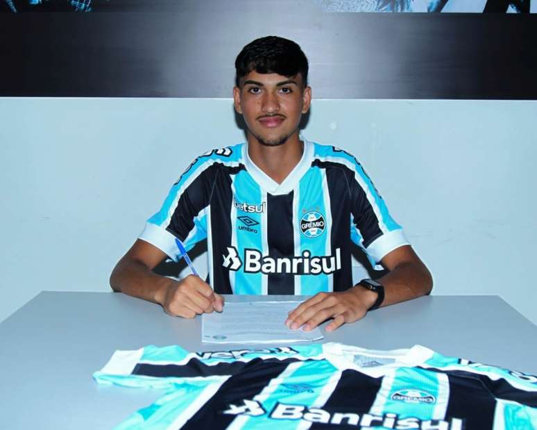 Zagueiro assinou contrato até 2024 (Foto: Reprodução/Éverton Silveira)