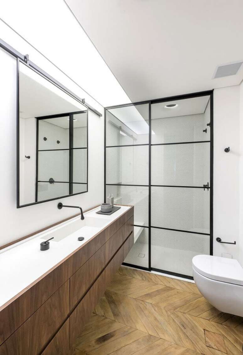50. Piso e gabinete de madeira para decoração de banheiro simples e bonito – Foto: Rua 141 Arquitetura