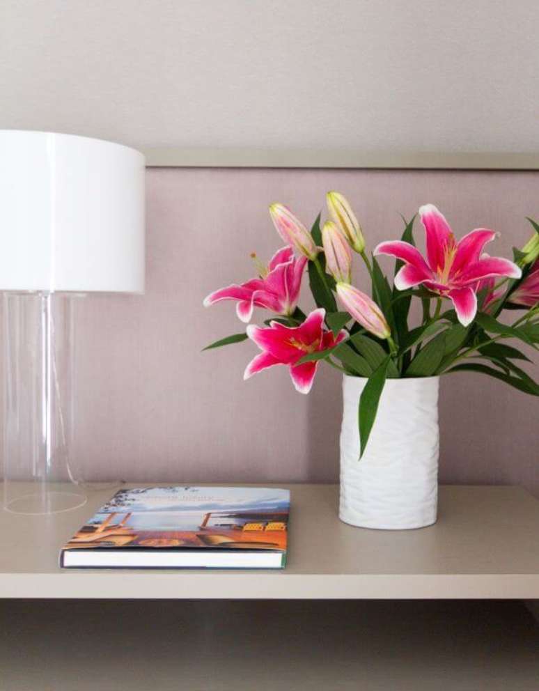 66. Estante decorada com vaso de flor para sala de estar – Foto Marilia Veiga Interiores