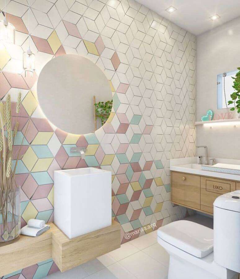 35. Espelho redondo para banheiro bonito decorado com revestimento colorido – Foto: Marilia Zimmermann