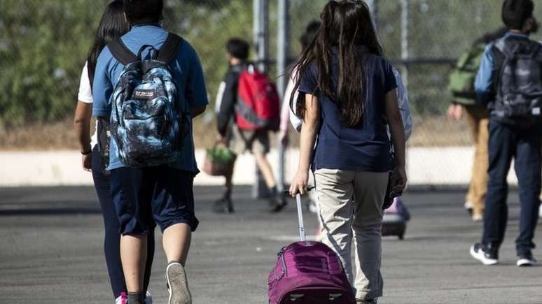 Alunos indo para a escola em Los Angeles; condado californiano determinou vacinação obrigatória para estudantes com 12 anos ou mais