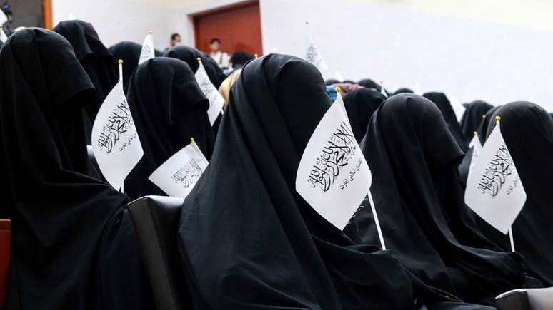 Mulheres fazem protesto pró-Talebã em universidade em Cabul, defendendo novo código de vestimenta imposto pelo grupo fundamentalista